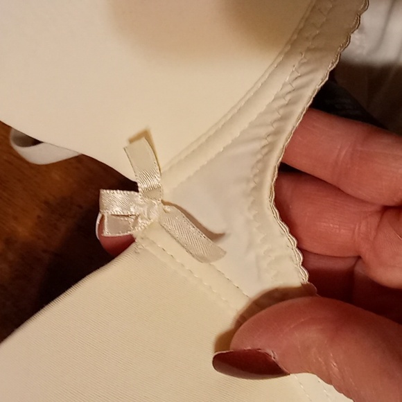 NWOT 34C Girly & Feminine white Padded Underwire Slight Push Up Bra - Picture 4 of 9